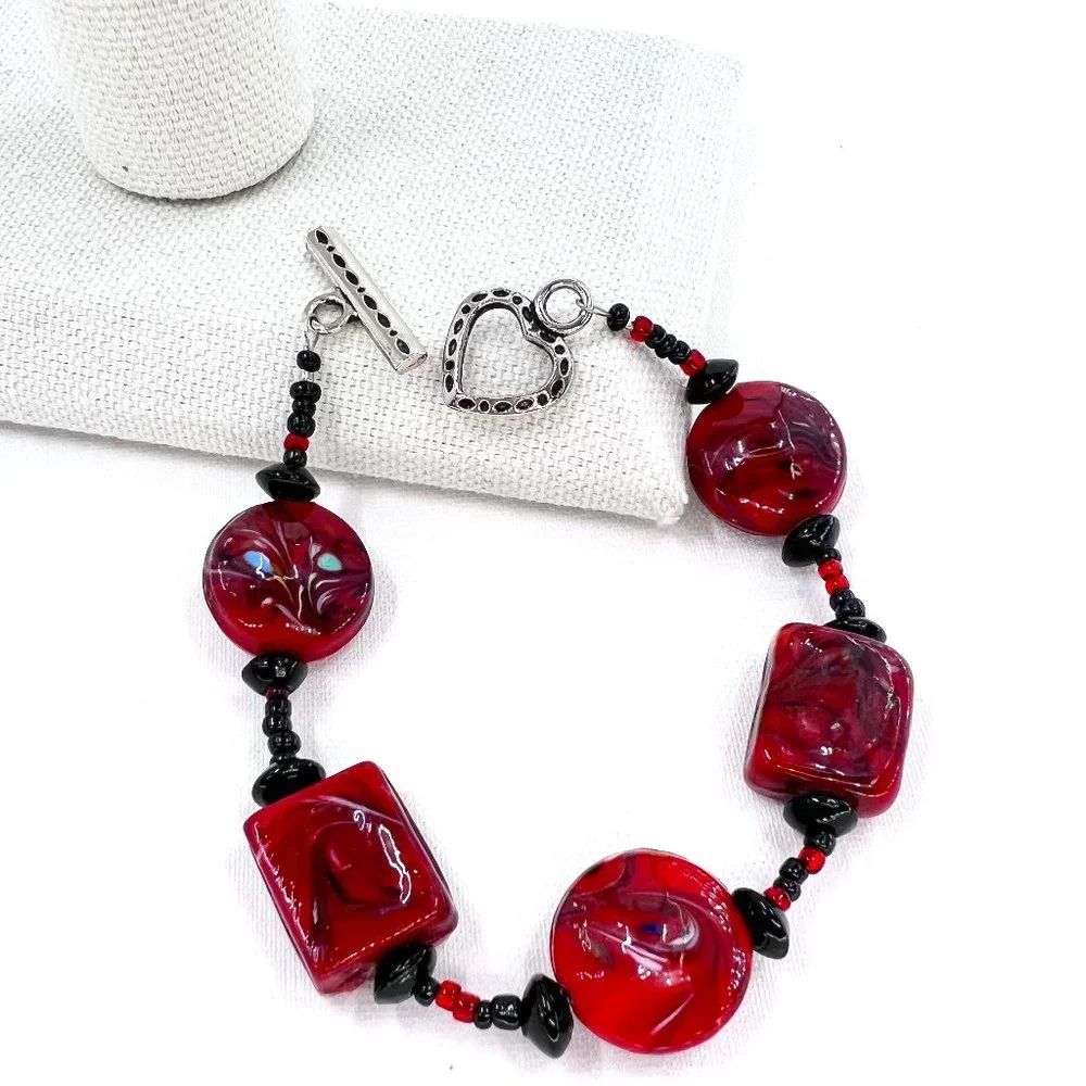 Red & Black Swirled Glass Beaded Silver Tone Heart Toggle Clasp 7” Bracelet